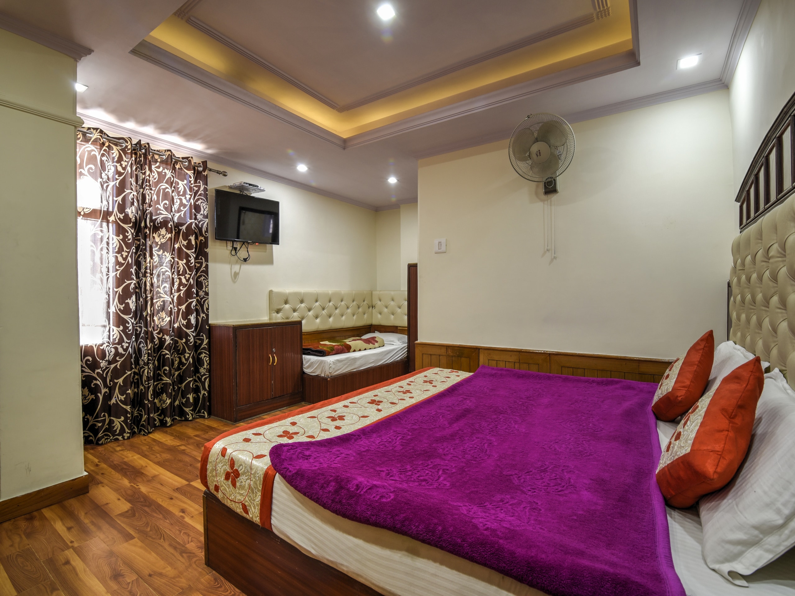 Hotel Osheen - Tap to explore photos