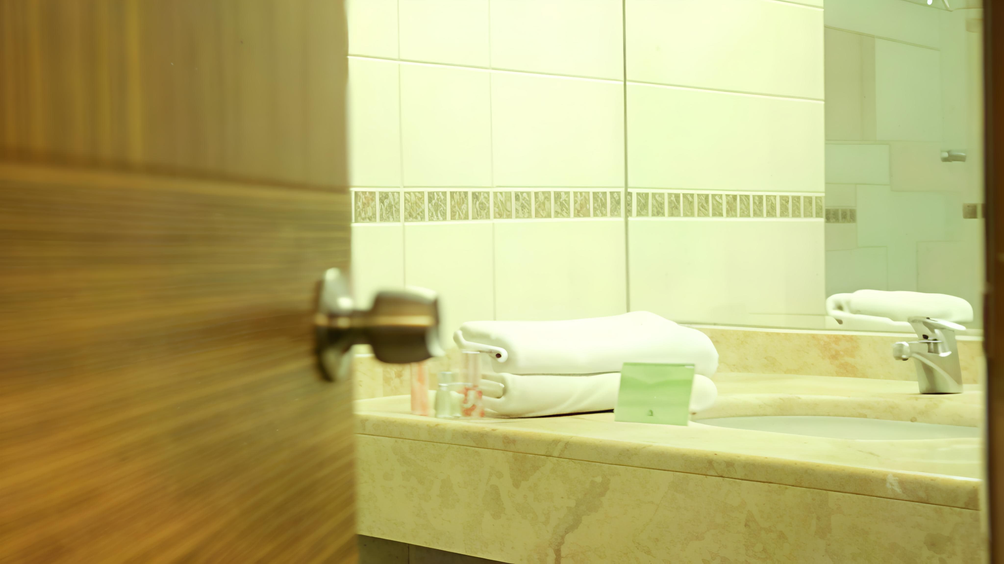 Broadway Inn - Tap to explore photos