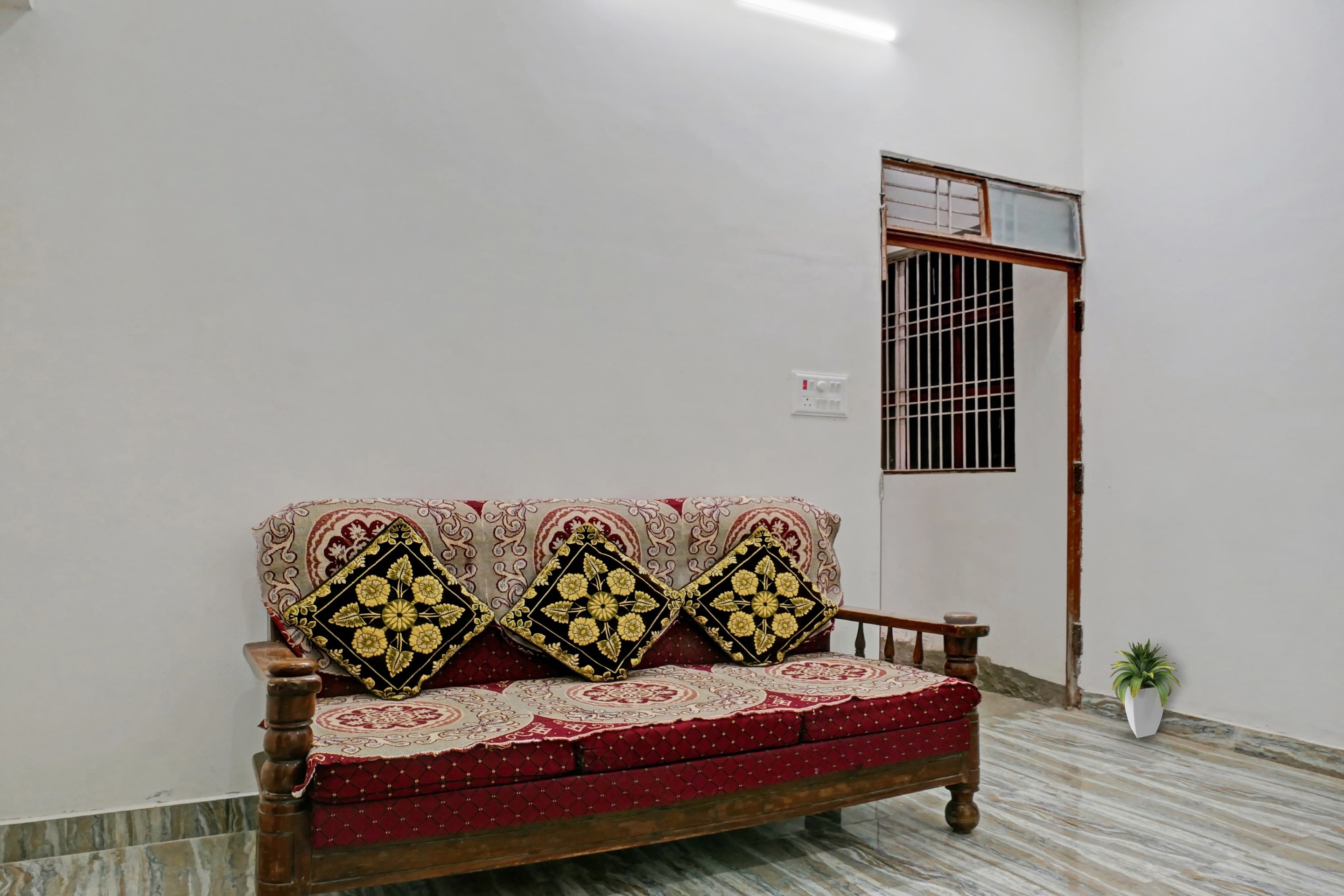 OYO Flagship Archana Paying Guest House - Tap to explore photos