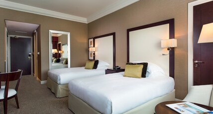  Movenpick Grand Al Bustan Room Type - Classic Room with 1 kingsize bed