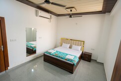 Omji Ashram - Ramnagar | 10 min from Banke Bihari Temple