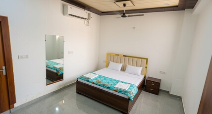 Omji Ashram - Ramnagar | 10 min from Banke Bihari Temple Room Type - Deluxe Double Room (AC)