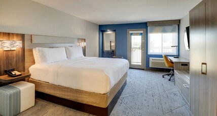 Holiday Inn Express Hotel & Suites Branson 76 Central, an IHG Hotel Room Type - 1 King Standard Balcony