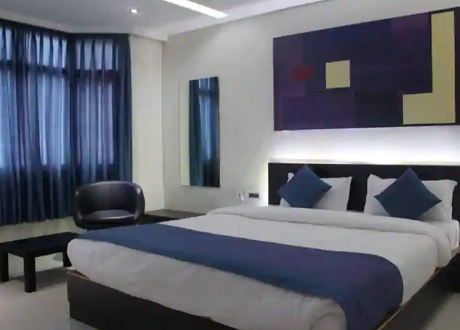 Hotel Yavachi - 300 mts from MG Marg - Tap to explore photos