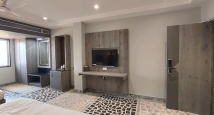 EXPRESS 11 HOTEL Room Type - FAMILY EXECUTIVE ROOM AT B-BLOCK