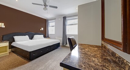 OYO Bostons Manor Hotel Room Type - Standard Family Room for 4