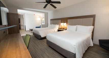 Holiday Inn Express & Suites Clinton, an IHG Hotel Room Type - 2 Queen Standard Mobil Access Roll Shwr