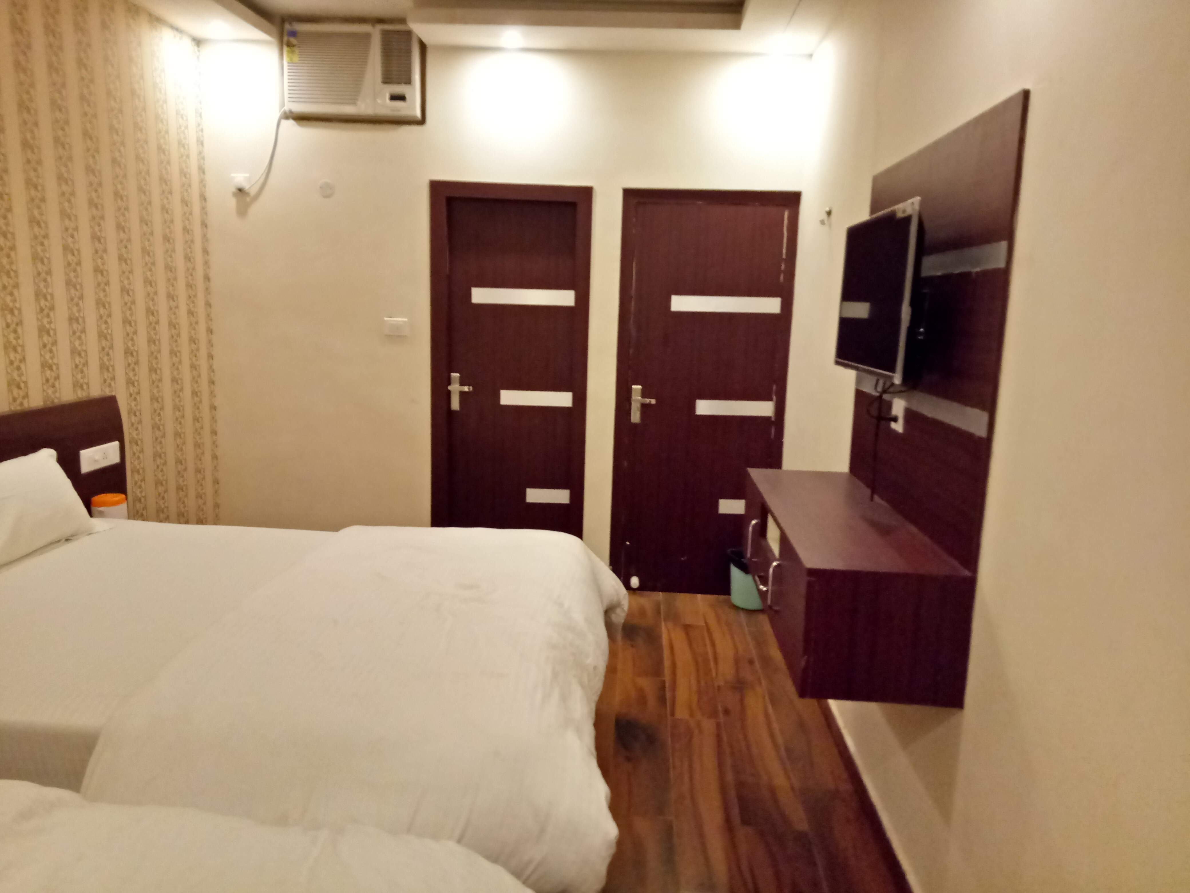 Hotel Sahi Palace  - Tap to explore photos