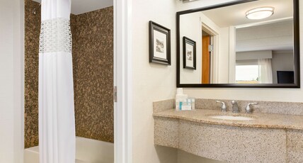 Hampton Inn & Suites Manchester Bedford Room Type - 1KNG LGR STUDIO STE NOSMOK