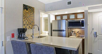 Staybridge Suites TORONTO - VAUGHAN SOUTH Room Type - 2 Queen 1 Bedroom Suite Sofa Bed