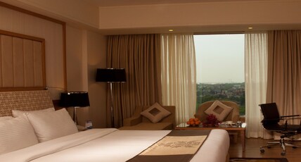 Radisson Blu Hotel Nagpur Room Type - Suite with Bathtub, 2 way airport transfer