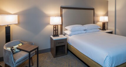 DoubleTree by Hilton Madison East Room Type - 1 KING BED