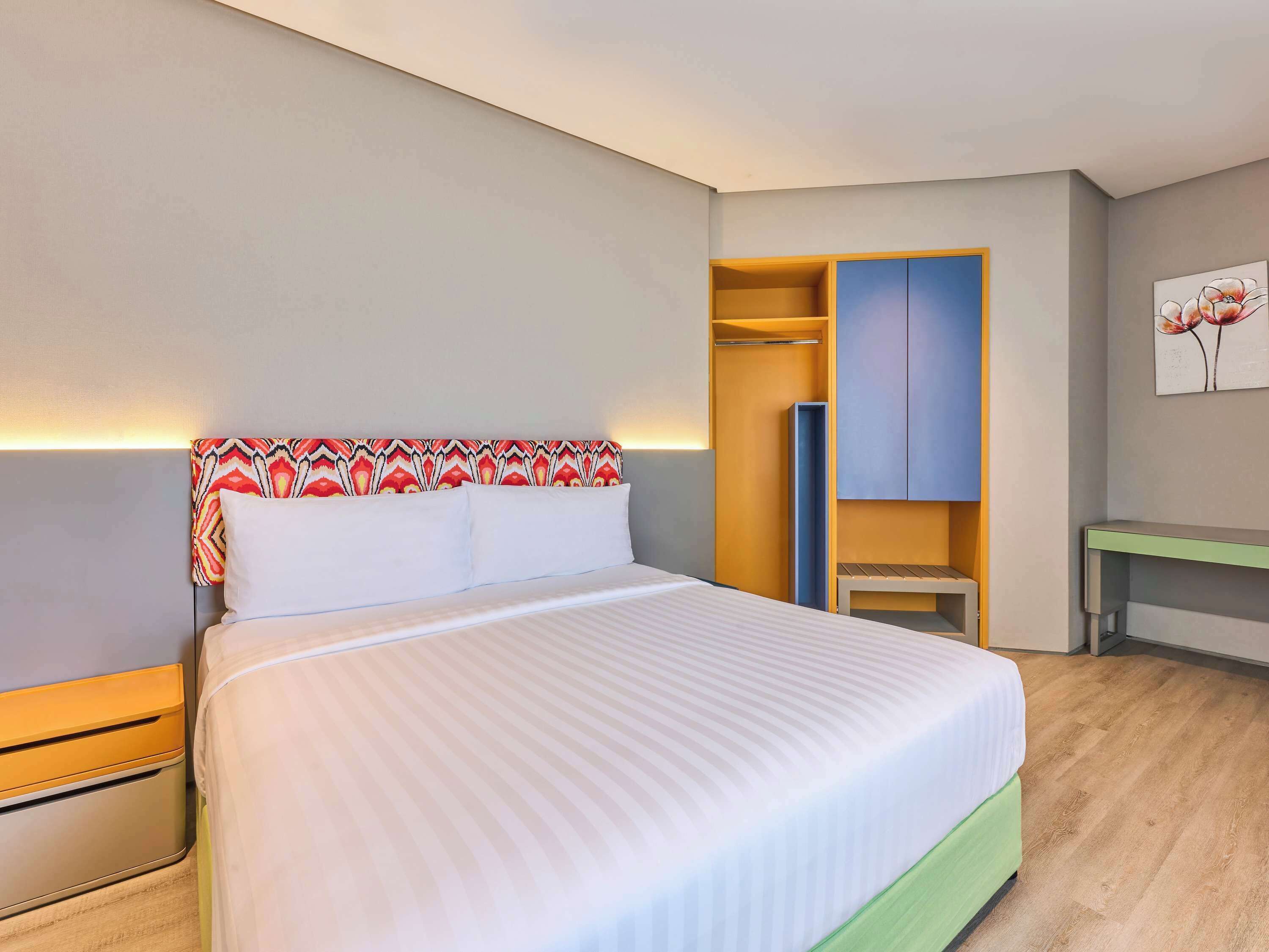 Ibis Styles Jumeirah, Bur Dubai - Tap to explore photos