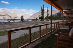 The Riverside Hunder