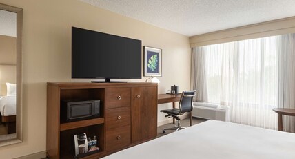 Doubletree by Hilton Fort Myers at Bell Tower Shops Room Type - 1 KNG MOB HEAR ACC RI-SHWR