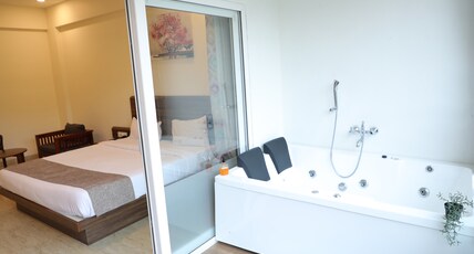 Hotel Amora Premium Room Type - King Room with Jaccuzi (Bathtub)
