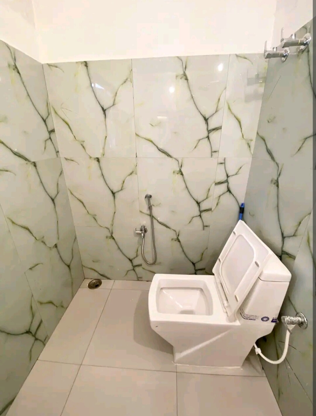 Apartment Near Quest Mall And Don Bosco Park Circus - Tap to explore photos