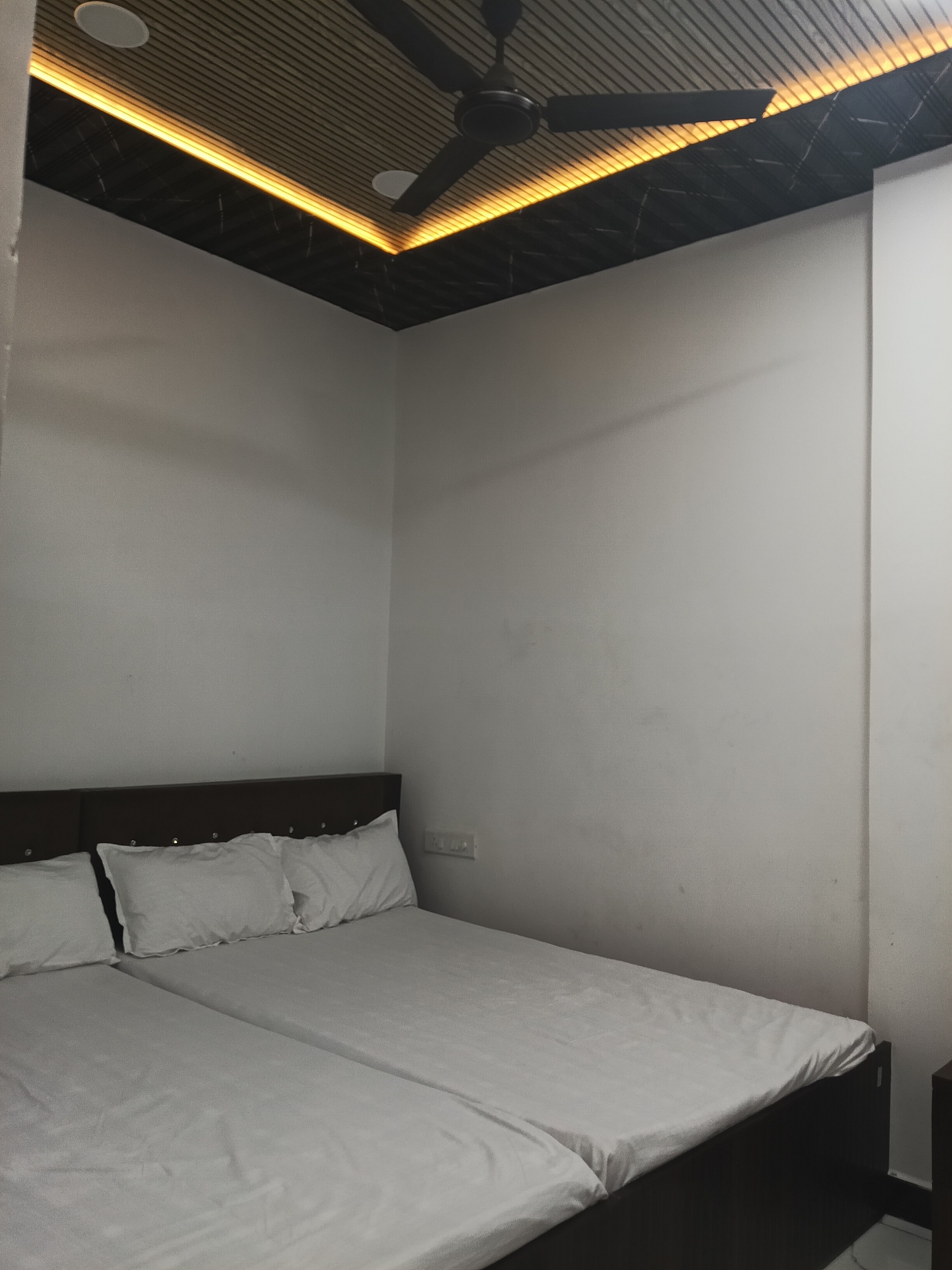 Shiv mala guest house - Tap to explore photos