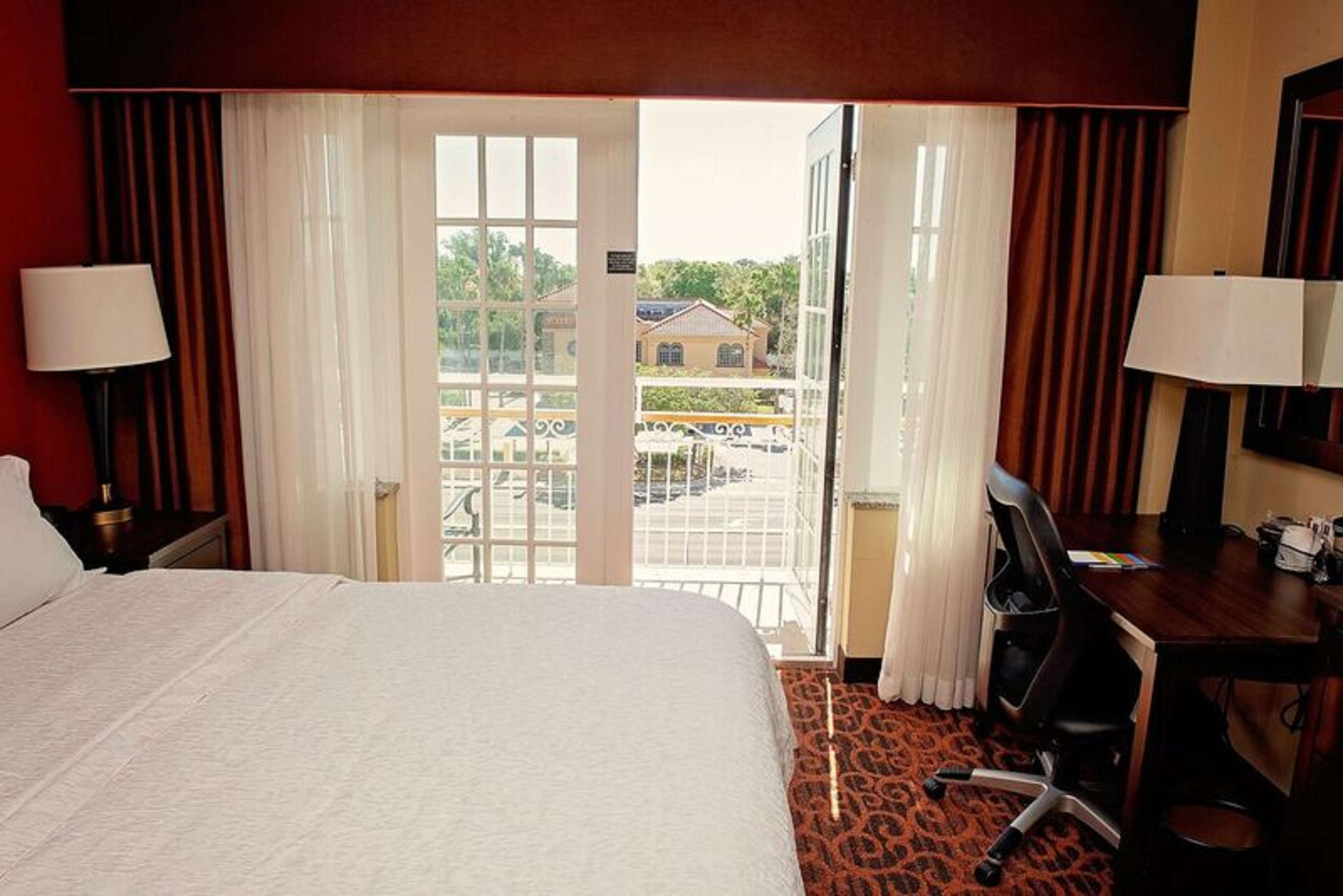 Hampton Inn & Suites Bradenton Downtown Historic District - Tap to explore photos