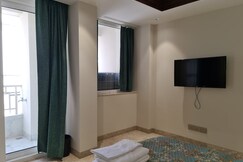 MAGNIFICENT-4 BHK-DEFENCE COLONY-5 MIN WALK METRO | Entire
