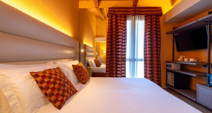 La Villa, Sure Hotel Collection by Best Western Room Type - 1 Queen Bed, Non-Smoking, Superior Room, Business Room, Coffee And Tea Maker La Villa, Sure Hotel Collection by Best Western Room Type - 1 Queen Bed, Non-Smoking, Superior Room, Business Room, Coffee And Tea Maker