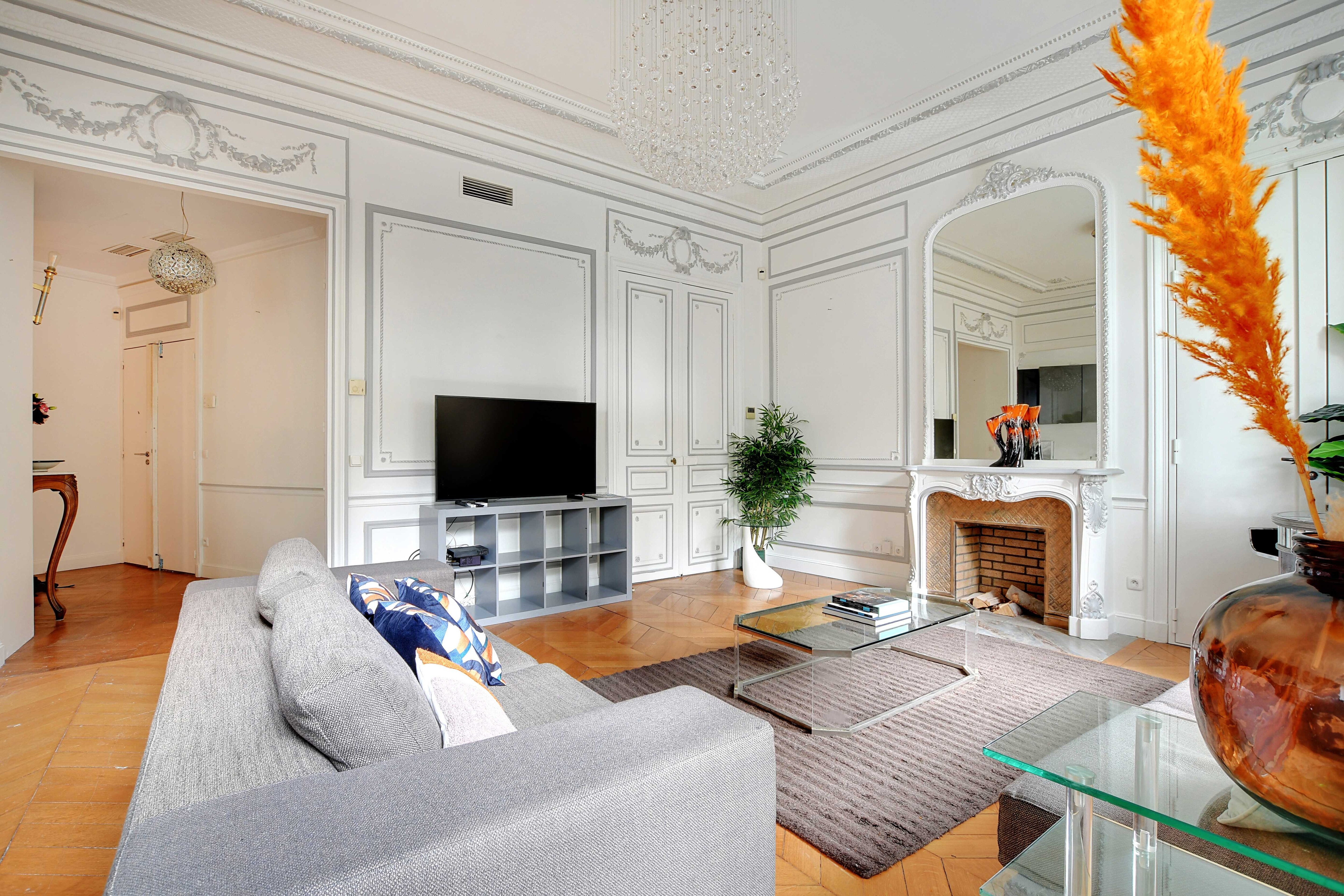 Magnificent Appt 2BD 4P Georges V Champs Elysees - Tap to explore photos