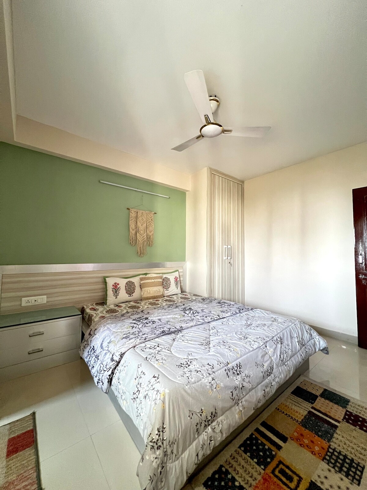 Sukoon2 0 BIG Peaceful 2BHK Smart TV WI FI - Tap to explore photos
