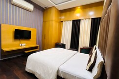 Address of Hotel new Holiday