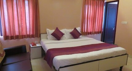 Hotel Aarjee Crescent Room Type - Deluxe Room AC