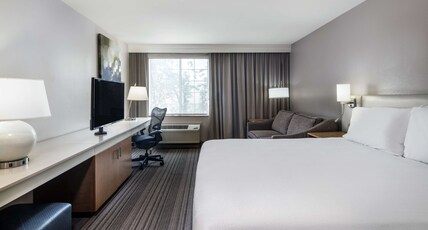 Hilton Garden Inn Bakersfield Room Type - 1 KING W SOFA-FOOD-DRINKS