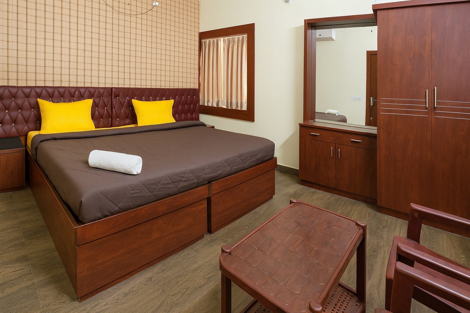 Vensa Corporate Inn | Entire 4BHK Apartment | Private Kitchen & Spacious Living Room - Tap to explore photos