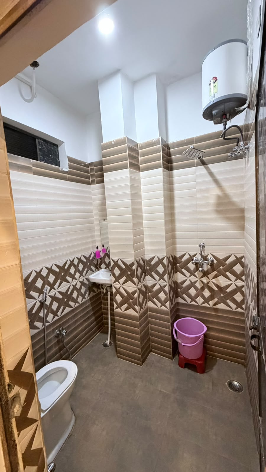 Jamuna (P) Guest House - Tap to explore photos