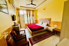 PC KUNJ HOMESTAY & RESTAURANT