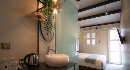 Hotel Calmo Hamilton Room Type - Queen Room with Balcony