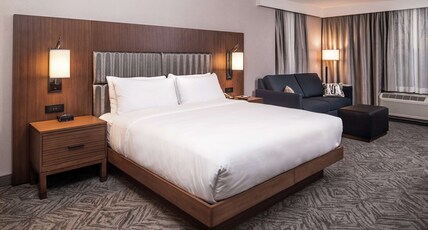 Doubletree by Hilton Lafayette East Room Type - 1 KING CORNER SUITE