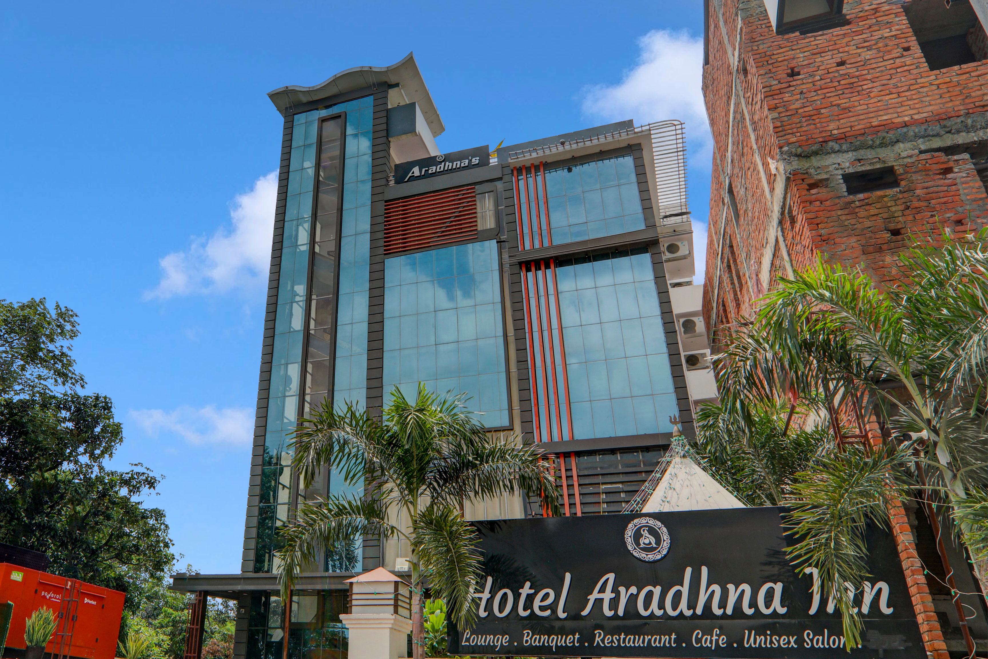Townhouse OAK Hotel Aradhna Inn Unit By Blue Moon Hotel - Tap to explore photos