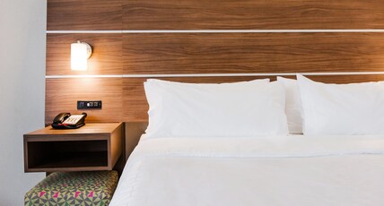Holiday Inn Express & Suites WEST EDMONTON-MALL AREA Room Type - Standard Room