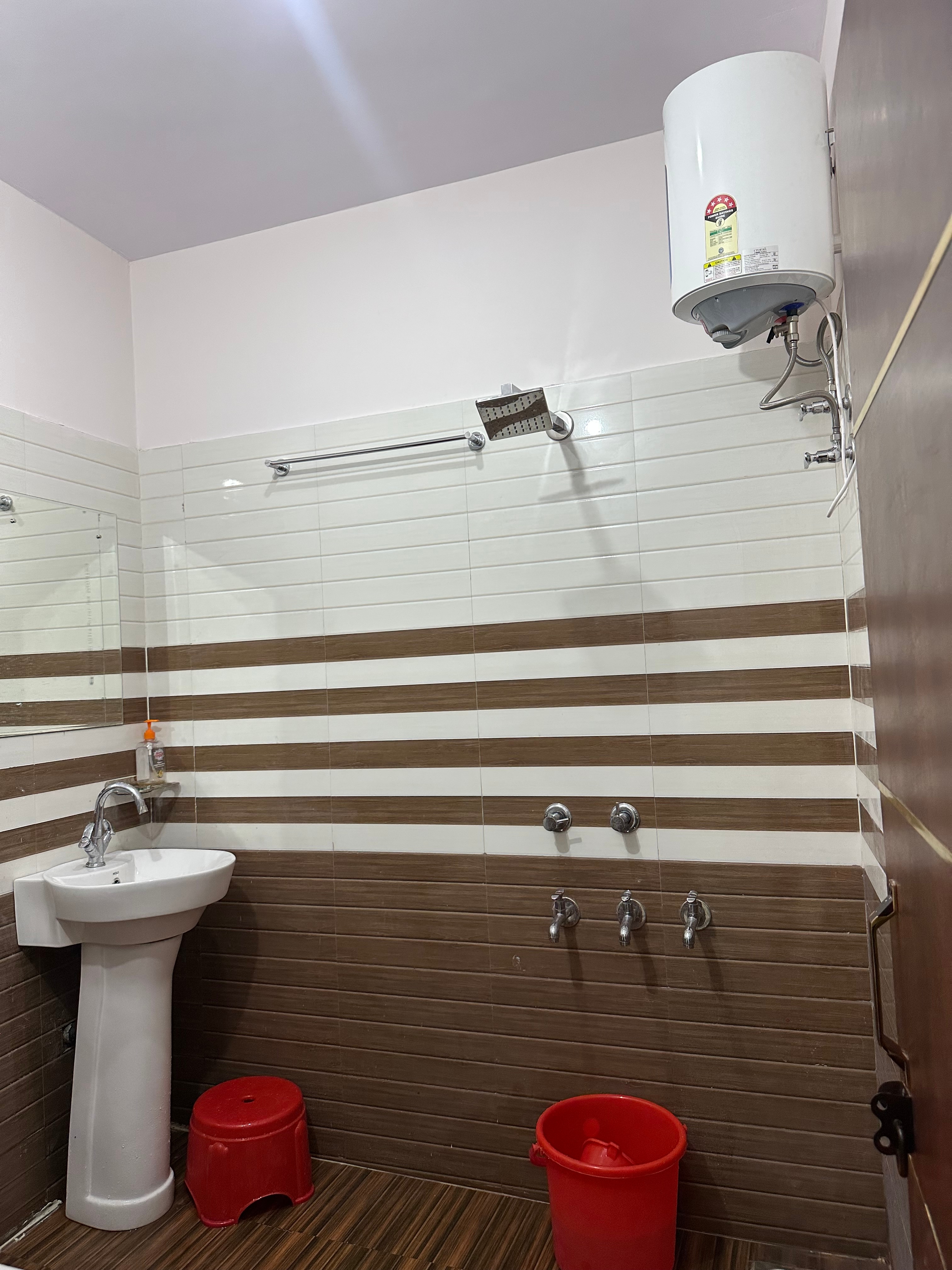 Shree Shyam guest house Kankhal - Tap to explore photos