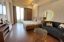 Opulent Suites-Meraki Stays II Gaur City Mall