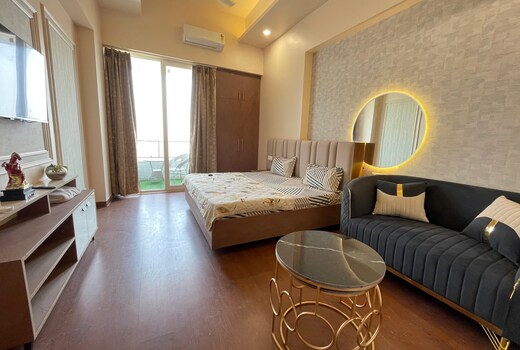 Opulent Suites-Meraki Stays II Gaur City Mall