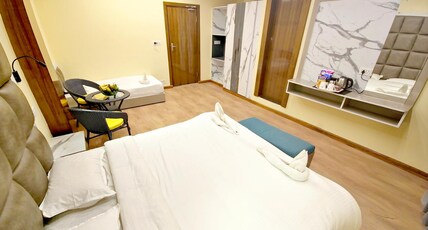 Hotel Snow Bloom Room Type - Deluxe Triple bedded