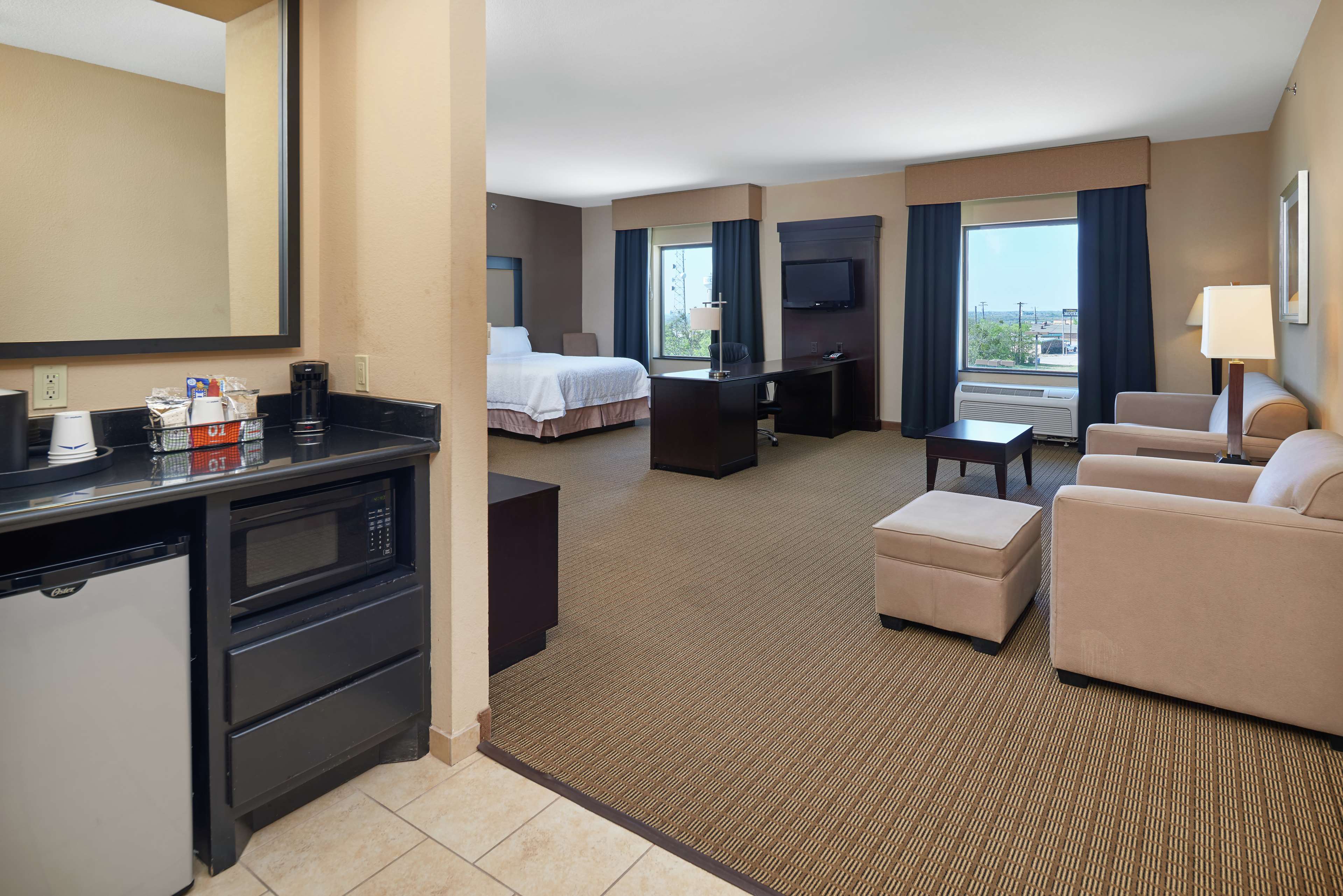 Hampton Inn & Suites Decatur - Tap to explore photos