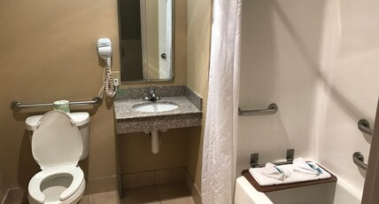 Holiday Inn Express Metropolis, an IHG Hotel Room Type - 1 King Bed Standard Comm Accessible Tub