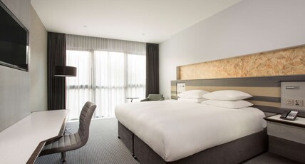 DoubleTree by Hilton Edinburgh - Queensferry Crossing Room Type - KING GUEST ROOM