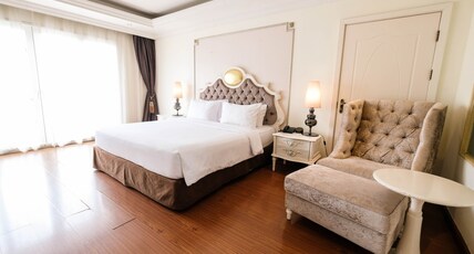 LK Miracle Suite Hotel Pattaya Room Type - Deluxe King Bed