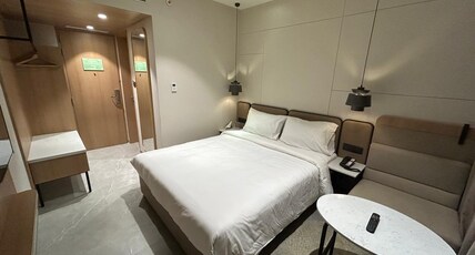 7 Apple Hotel Room Type - City View Deluxe Room with Queen Bed