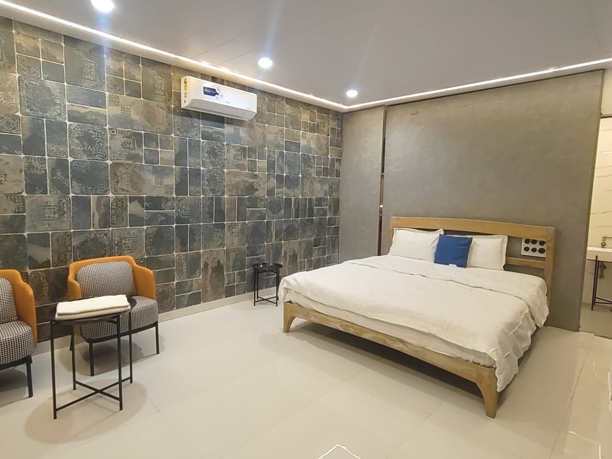 Retro Glass House for 2 5 PAX Mount Abu - Tap to explore photos