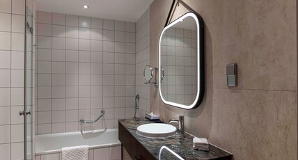 Hilton Cologne Room Type - KING DELUXE DOM VIEW