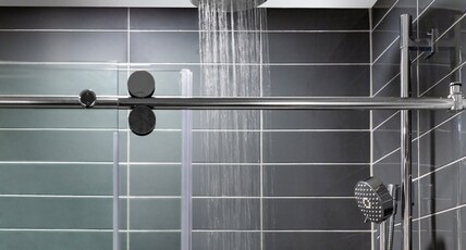 Hotel Indigo GAINESVILLE-CELEBRATION POINTE, an IHG hotel Room Type - 1 King Stndrd Mobil Accessible Roll Shwr