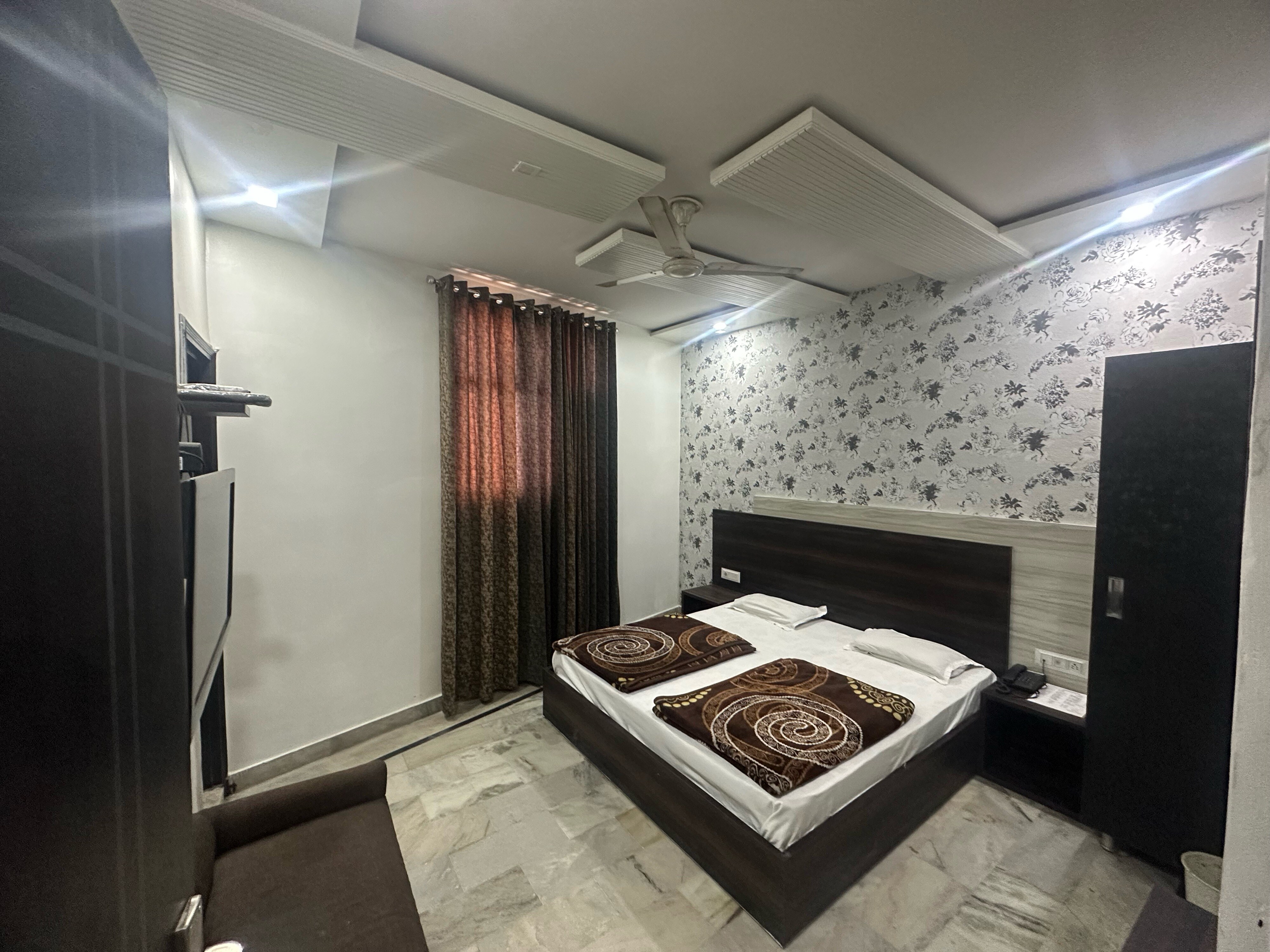 Kushal Hotel - 400 meter from CMC Hospital - Tap to explore photos